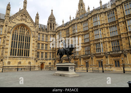 Richard Coeur de Lion is an equestrian statue of the 12th-century English monarch Richard I, also known as Richard the Lionheart, who reigned from 118 Stock Photo