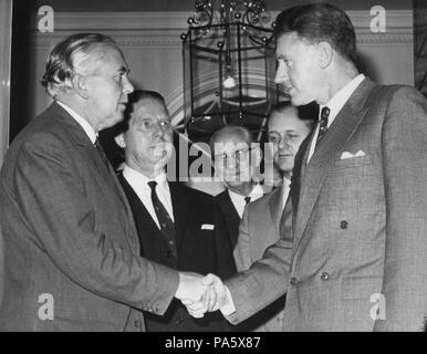 James Harold Wilson (1916-1995), político británico junto a Ian Smith (1919-2007), primer ministro de Rodhesia, en 1965. Stock Photo