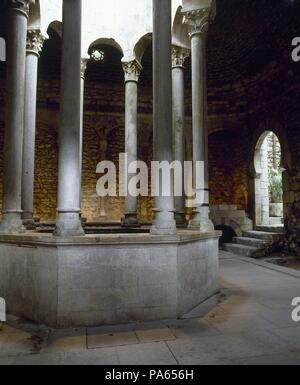 Baños Arabes. Construcción románica del siglo XII. Fue renovada en el siglo XIII. Vista interior. Girona, Cataluña. Stock Photo