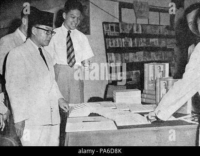 176 Mohammad Hatta and his books, Tambahan dan Pembetulan Pekan Buku Indonesia 1954, p63 Stock Photo