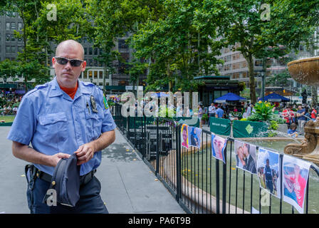 New York, United States. 20th July, 2018. Bryant Park security attempted to remove the photos of victims displayed - Responding to a call from Palestinian Civil society, a small group of NYC-based activists have come together at Bryant Park on July 20, 2018 in solidarity with Palestinians' Great March of Return in Gaza, showcasing photos and sharing stories of those killed during the protests along the Gaza Strip border fence by Israeli Defense Forces. Credit: Erik McGregor/Pacific Press/Alamy Live News Stock Photo