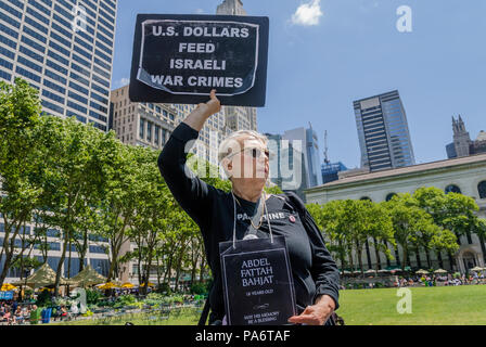 New York, United States. 20th July, 2018. Responding to a call from Palestinian Civil society, a small group of NYC-based activists have come together at Bryant Park on July 20, 2018 in solidarity with Palestinians' Great March of Return in Gaza, showcasing photos and sharing stories of those killed during the protests along the Gaza Strip border fence by Israeli Defense Forces. Credit: Erik McGregor/Alamy Live News Stock Photo