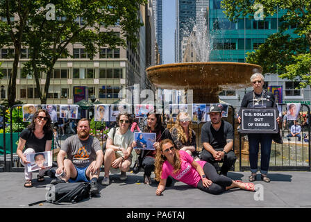 New York, United States. 20th July, 2018. Responding to a call from Palestinian Civil society, a small group of NYC-based activists have come together at Bryant Park on July 20, 2018 in solidarity with Palestinians' Great March of Return in Gaza, showcasing photos and sharing stories of those killed during the protests along the Gaza Strip border fence by Israeli Defense Forces. Credit: Erik McGregor/Alamy Live News Stock Photo