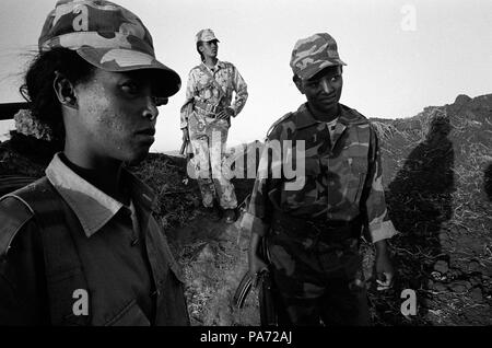 Tserona, Eritrea, Eritrea. 2nd Nov, 1999. GENET KAHSAI (C), ALGANESH TSEGEZEAB (L) and AYNOUM TESFAMICHAEL stand at a trench near the border they defend at Egri Mikhal. Women comprise one third of the military and fight alongside the men. Credit: Cheryl Hatch/ZUMAPRESS.com/Alamy Live News Stock Photo