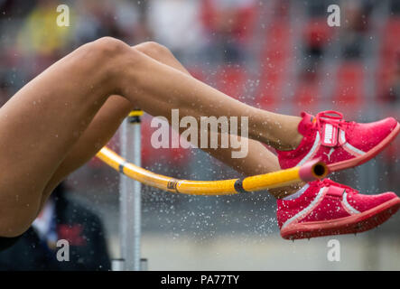 Nuremberg, Germany. 21st July, 2018. Track and field, German Championships, women's high jump. An athlete's touch shakes water droplets off the bar. Credit: Daniel Karmann/dpa/Alamy Live News Stock Photo