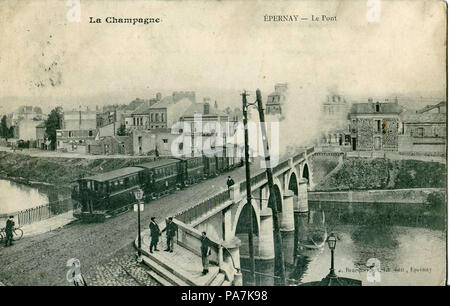 . Français : Carte postale ancienne éditée par Bracquemont à Épernay La Champagne : ÉPERNAY - Le Pont Le Pont d'Épernay sur la Marne, sur lequel passe un convoi des Chemins de fer de la Banlieue de Reims . Carte oblitérée le 01/10/1907 231 Bracquemont - La Champagne - EPERNAY - Le Pont Stock Photo