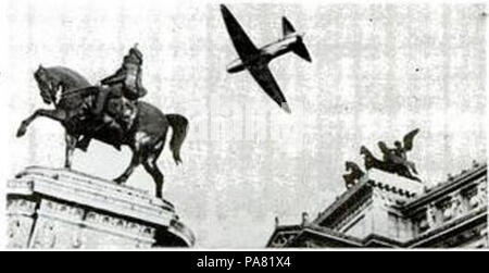 48 CC2 overflying Piazza Venezia Rome 1941 Stock Photo