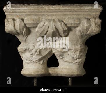 Double Column. Culture: French. Dimensions: Overall (a: Capital): 16 1/2 x 21 3/4 x 13 3/8 in. (41.9 x 55.2 x 34 cm)  Overall (b: Base): 8 3/4 x 19 3/8 x 10 3/4 in. (22.2 x 49.2 x 27.3 cm). Date: 13th-14th century. Museum: Metropolitan Museum of Art, New York, USA. Stock Photo