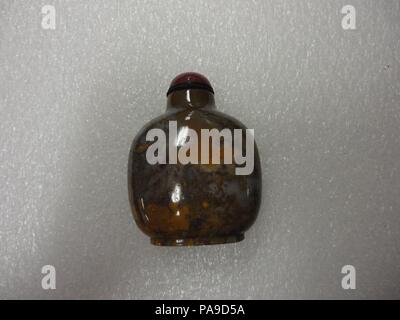 Snuff Bottle. Culture: China. Dimensions: H. 3 1/4 in. (8.3 cm). Museum: Metropolitan Museum of Art, New York, USA. Stock Photo