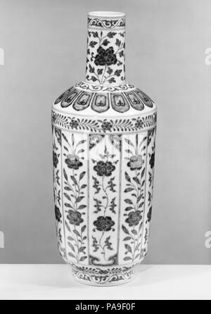 Vase. Culture: China. Dimensions: H. 14 7/8 in. (37.8 cm). Museum: Metropolitan Museum of Art, New York, USA. Stock Photo
