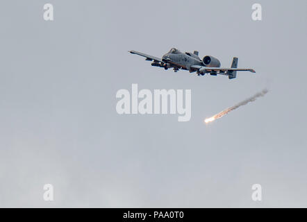 An A-10 Thunderbolt II releases flares over Grand Bay Bombing and Gunnery Range at Moody Air Force Base, Ga., March 4, 2016. Multiple U.S. Air Force aircraft within Air Combat Command conducted joint aerial training that showcased the aircraft's tactical air and ground maneuvers, as well as its weapons capabilities. (U.S. Air Force photo by Staff Sgt. Brian J. Valencia/Released) Stock Photo