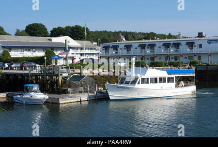 The Squirrel Island Ferry 'Novelty' pulls into a dock in Boothbay Harbor, Maine, USA Stock Photo