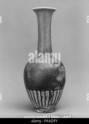 Vase. Culture: China. Dimensions: H. 8 1/2 in. (21.6 cm). Museum: Metropolitan Museum of Art, New York, USA. Stock Photo
