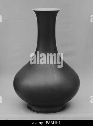 Vase. Culture: China. Dimensions: H. 11 1/2 in. (29.2 cm). Museum: Metropolitan Museum of Art, New York, USA. Stock Photo