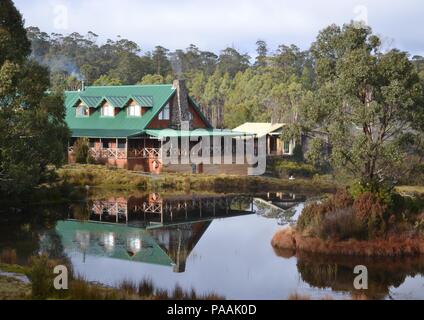 Still reflection of Cradle Mountainm Lodge at spa in Tasmania, Australia Stock Photo