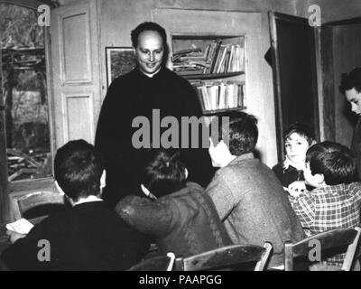 231 Scuola di barbiana - don lorenzo milani e alunni in aula Stock Photo