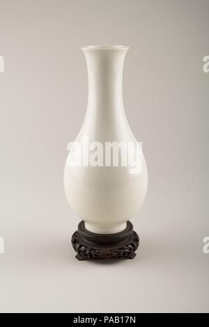 Vase. Culture: China. Dimensions: H. 6 1/2 in. (16.5 cm). Museum: Metropolitan Museum of Art, New York, USA. Stock Photo