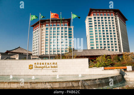 Front of the Shangri-la Hotel Qufu in Shandong Province, China. Stock Photo