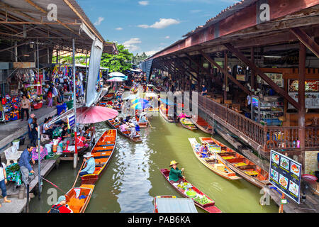 Floating market with fruits, vegetables and different items sold from small boats, in Damnoen Saduak, Thailand Stock Photo