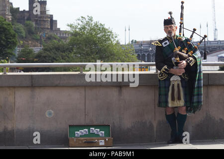 Highlander playing the bagpipes in traditional highland dress in Edinburgh Stock Photo