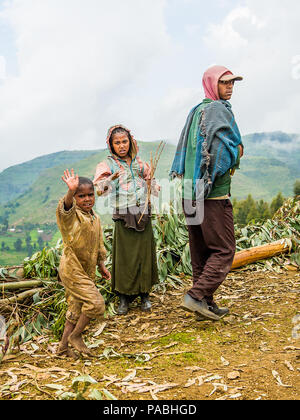 OMO, ETHIOPIA - SEPTEMBER 21, 2011: Unidentified Ethiopian family. People in Ethiopia suffer of poverty due to the unstable situation Stock Photo