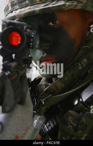 An Infantry man with the Republic of Korea, stares into the sights of his rifle while conducting house clearing techniques during intergraded training in support of exercise Ssang Yong in Pohang, South Korea, March 9, 2016. Exercise Ssang Yong 2016 is a biennial military exercise focused on strengthening the amphibious landing capabilities of the Republic of Korea, the U.S., New Zealand and Australia. (U.S. Marine Corps photo by MCIPAC Combat Camera Cpl. Allison Lotz/Released) Stock Photo