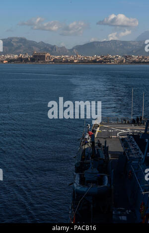 160311-N-FP878-114 PALMA DE MALLORCA, Spain (March 11, 2016) USS Carney (DDG 64) departs Palma De Mallorca, Spain, March 11, 2016. Carney, an Arleigh Burke-class guided-missile destroyer, forward deployed to Rota, Spain, is conducting a routine patrol in the U.S. 6th Fleet area of operations in support of U.S. national security interests in Europe. (U.S. Navy photo by Mass Communication Specialist 1st Class Theron J. Godbold/Released) Stock Photo