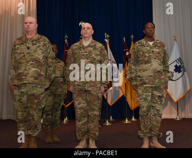 U.S Army Command Sgt. Maj. Gary Williams, outgoing command sergeant major, Col. Richard Lindsay, reviewing officer, and Command Sgt. Maj. Michelle Jones, incoming command sergeant major, U.S. Army Element, Walter Reed National Military Medical Center (WRNMMC), stand at attention during a change of responsibility ceremony held at WRNMMC, March 11. The passing of the unit colors signifies the relinquishing of responsibility from the outgoing to the incoming command sergeant major. (U.S. Navy photo by Mass Communication Specialist Seaman William Phillips/Released) Stock Photo