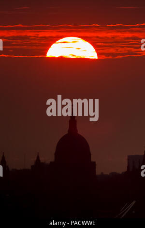London, UK. 21st July, 2018. UK Weather: Dramatic evening setting sun over the city with St. Paul's Cathedral in view. Credit: Guy Corbishley/Alamy Live News Stock Photo