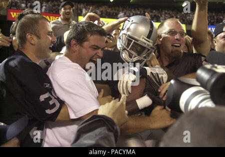 Amos Zereoue, Oakland Raiders vs the Houston Texans at Reliant Stadium in  Houston Texas on October 2, 2004. Houston Texans defeated the Oakland  Raiders 30 to 17. (Icon Sportswire via AP Images Stock Photo - Alamy