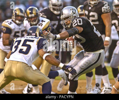 Oakland, California, USA. 15th Sep, 1996. Oakland Raiders vs. Jacksonville  Jaguars at Oakland Alameda County Coliseum Sunday, September 15, 1996.  Raiders beat Jaguars 17-3. Oakland Raiders running back Harvey Williams  Credit: Al