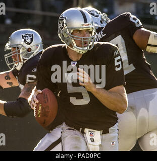 Oakland, California, USA. 16th Oct, 2016. Raiders fans chant Stay