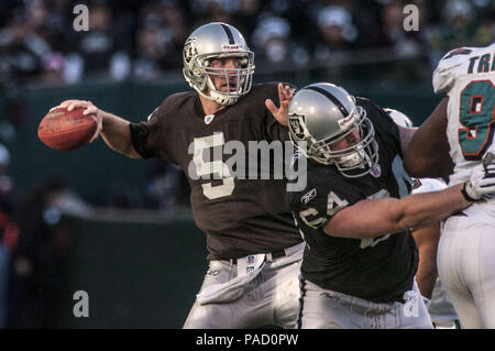 Oakland, California, USA. 27th Nov, 2005. Oakland Raiders quarterback Kerry Collins (5) on Sunday, November 27, 2005, in Oakland, California. The Dolphins defeated the Raiders 33-21. Credit: Al Golub/ZUMA Wire/Alamy Live News Stock Photo