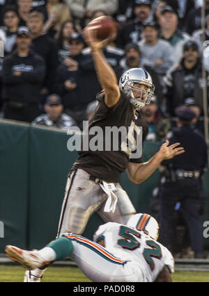 Oakland, California, USA. 27th Nov, 2005. Oakland Raiders quarterback Kerry Collins (5) on Sunday, November 27, 2005, in Oakland, California. The Dolphins defeated the Raiders 33-21. Credit: Al Golub/ZUMA Wire/Alamy Live News Stock Photo