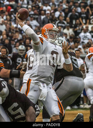 Cleveland Browns quarterback Charlie Frye rests on the sidelines in the  fourth quarter as the Browns fell to the Cincinnati Bengals, 30-0, at Cleveland  Browns Stadium in Cleveland, Ohio, Sunday, November 26, 2006. (Photo by  Paul Tople/Akron Beacon