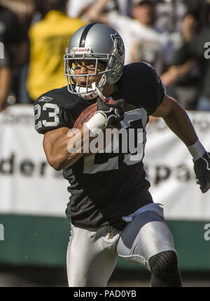 Oakland, California, USA. 22nd Oct, 1995. Oakland Raiders vs. Indianapolis  Colts at Oakland Alameda County Coliseum Sunday, October 22, 1995. Raiders  beat Colts 30-17. Oakland Raiders quarterback Vince Evans Credit: Al  Golub/ZUMA