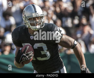 Oakland, California, USA. 19th Nov, 1995. Oakland Raiders vs. Dallas  Cowboys at Oakland Alameda County Coliseum Sunday, November 19, 1995.  Cowboys beat Raiders 34-21. Oakland Raiders linebacker Greg Biekert Credit:  Al Golub/ZUMA