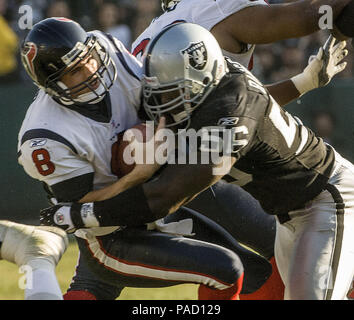 HOUP2002090801 - Houston, Sept. 8, (UPI) -- Houston Texans quarterback  David Carr (8) tries to escape the Dallas Cowboys defense during the 2nd  quarter on Sept. 8, 2002, in Houston. The Texans