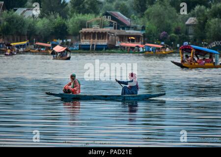 Srinagar, India. 21st July, 2018. A Kashmiri woman rows her traditional Shikara boat on the lake.Daily life on the waters of Dal Lake in Srinagar, Indian administered Kashmir. Credit: Saqib Majeed/SOPA Images/ZUMA Wire/Alamy Live News Stock Photo