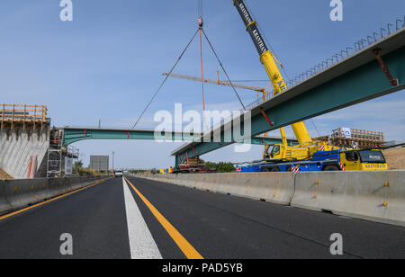 22 July 2018, Frankfurt (Oder), Germany: The first of a total of five bridge girders, each weighing around 25 tons, will be lifted via the fully closed A12 motorway onto the new abutments for the tram bridge. The A12 has been fully closed in both directions since Saturday night. The tram bridge had to be rebuilt because the old structure was damaged by «concrete cancer». Construction began in December 2017 and is expected to be completed in December 2018. Photo: Patrick Pleul/dpa-Zentralbild/ZB Credit: dpa picture alliance/Alamy Live News Stock Photo