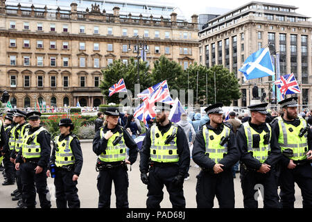 Glasgow, UK. 21st July, 2018. A handful of Scottish Defence League activists within a police cordon, George Square, Glasgow 21/07/2018 Credit: Demelza Kingston/Alamy Live News Stock Photo