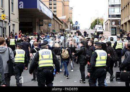 Glasgow, UK. 21st July, 2018. Scottish Defence League rally attendees return to Queens Street Station under police escort Glasgow 21/07/2018 Credit: Demelza Kingston/Alamy Live News Stock Photo