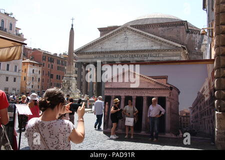 Rome, Italy. 22 July 2018. Tourists seek shelter by the Pantheon in Rome as temperatures reach 32 degrees. Credit: Gari Wyn Williams/Alamy Live News Stock Photo