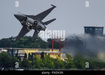 Lockheed Martin F-16 Fighting Falcon fighter jet plane of the US Air Force at the Farnborough International Airshow, FIA 2018. General Dynamics F16 taking off with heat haze. USAFE Lockheed Martin F-16C Fighting Falcon of 480th Fighter Squadron from Spangdahlem Germany Stock Photo