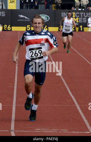 Retired Aviation Boatswain's Mate 2nd Class Stephan Miller competes in the 100 meter sprint during the track and field portion of the 2014 Invictus Games. The international competition brings together wounded, injured and ill service members in the spirit of friendly athletic competition. American Soldiers, Sailors, Airmen and Marines are representing the United States in the competition which is being held in London, England, Sept. 10-14, 2014. Stock Photo