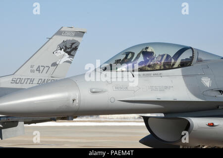 Col. Russ Walz, 114th Fighter Wing commander, salutes as he departs Joe Foss Field, S.D. for his final flight in the F-16 aircraft March 3, 2016.  Walz served as the 114th Fighter Wing commander for 10 years and will be promoted to Brig. Gen. May 1 as he assumes the position of Director of Joint Staff, Joint Force Headquarters, South Dakota National Guard and South Dakota Air National Guard Chief of Staff.(U.S. Air National Guard photo by Senior Master Sgt. Nancy Ausland/released) Stock Photo