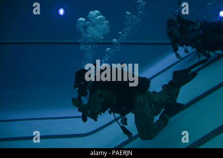 A Special Tactics Airman demonstrates dive techniques to U.S. Air Force Gen. Paul J. Selva, vice chairman of the Joint Chiefs of Staff, during an Air Force Special Operations Command immersion at Hurlburt Field, Florida, July 17, 2018. Special Tactics operators are the Air Force’s premiere special operations ground force and are highly trained to deploy whenever they are needed into restricted environments by air, land or sea to conduct air power on the frontlines, to save lives and ensure mission success. (U.S. Air Force photo by Airman 1st Class Dennis Spain) Stock Photo