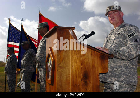 -072 GUANTANAMO BAY, Cuba – Incoming Command Sgt. Maj. Gary J. Fowler assumes responsibility of 525th Military Police Battalion during a change of responsibility ceremony at Joint Task Force Guantanamo, May 12, 2008. JTF Guantanamo conducts safe and humane care and custody of detained enemy combatants. The JTF conducts interrogation operations to collect strategic intelligence in support of the Global War on Terror and supports law enforcement and war crimes investigations.  JTF Guantanamo is committed to the safety and security of American service members and civilians working inside its dete Stock Photo