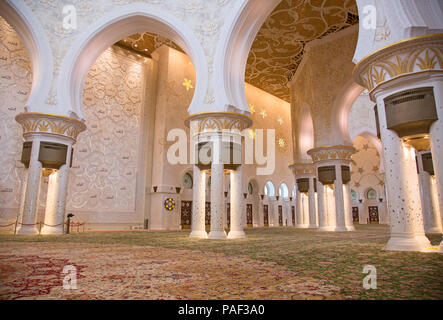 ABU DHABI, UAE - OCTOBER 16, 2017: Interior of Sheikh Zayed Mosque in Abu Dhabi. Mosque designed by Yusef Abdelki and opened in 2007. Stock Photo