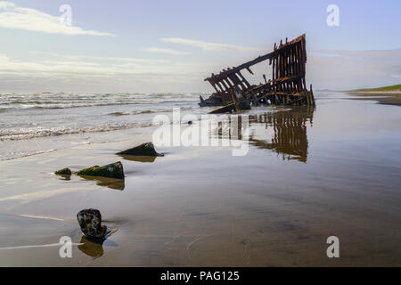 The wreck of the Peter Iredale, 100-year-old shipwreck abandoned in Clatsop Pit, Fort Stevens State Park, Astoria, Oregon, USA. Stock Photo